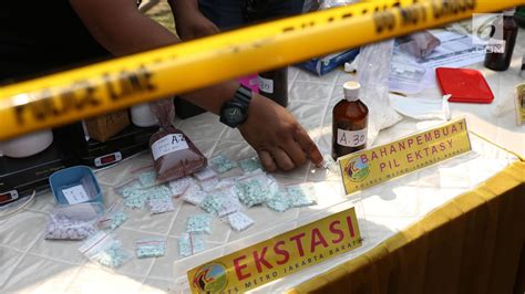 FOTO Polisi Sita 3 000 Pil Ekstasi Dan 158 Gram Sabu Di Cibinong