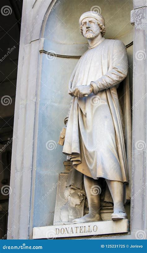 Estátua De Donatello Na Colunata De Uffizi Imagem Editorial Imagem De