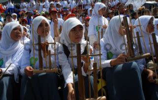 Pemecahan Rekor Bermain Angklung Pada Peringatan Kaa Ke Datatempo