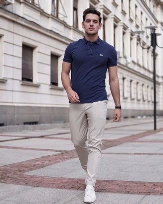 Comment Porter Un Polo Bleu Marine Avec Un Pantalon Chino Beige