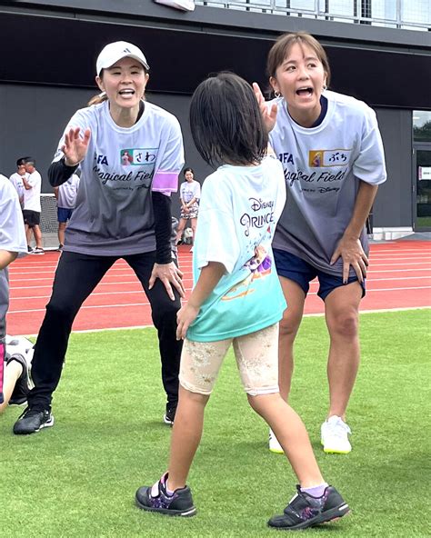 岩渕真奈さん、涙の引退会見から一夜明けて初仕事！ 笑顔で澤穂希さんとサッカーイベント スポーツ報知