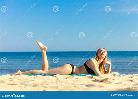 Muchacha De Las Vacaciones De Verano En Bikini Que Toma El Sol En La