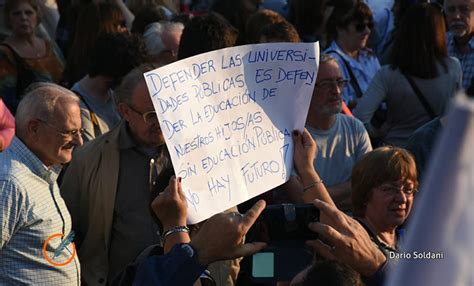 Unas Mil Personas Marcharon Al Monumento En Defensa De La Educaci N