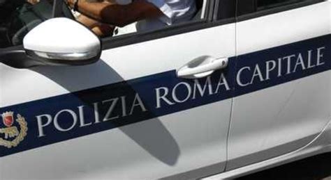 Roma Sassi Contro L Auto Della Polizia Locale Davanti Al Campo Nomadi