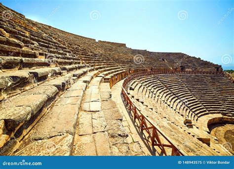 Ruinas Del Anfiteatro Viejo Hierapolis En Pamukkale Es El Destino Tur