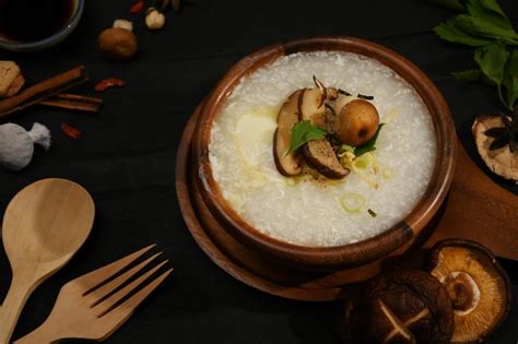 Gachas De Arroz O Congee Con Huevo Hervido Suave Shiitake Rebanada De