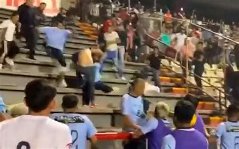 Bronca Entre Aficionados Empañó La Final De La Liga Premier Video