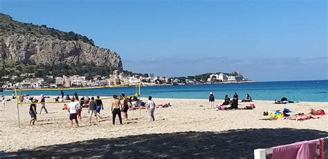 A Mondello Sembra Gi Estate Tra Sole E Folla In Spiaggia Le Foto