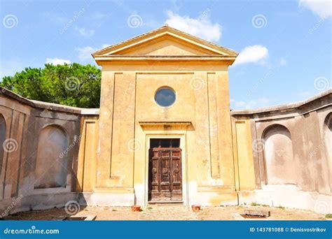 Dia Ensolarado Em Tarquinia Vista Bonita Da Igreja Cat Lica Foto De