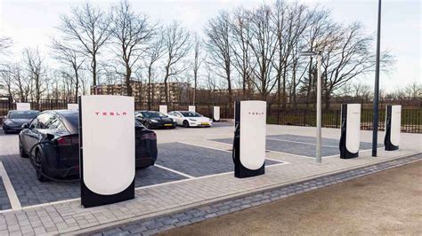 Tesla Shows Off V4 Superchargers 1000 Volts 1000 Mw Charging And A