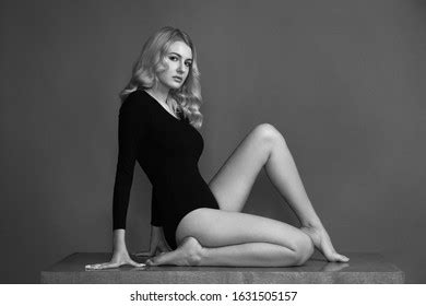 Beautiful Nude Lady Perfect Body Sits Foto Stock 234808498 Shutterstock