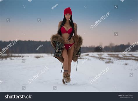 imágenes de Girl naked snow Imágenes fotos y vectores de stock