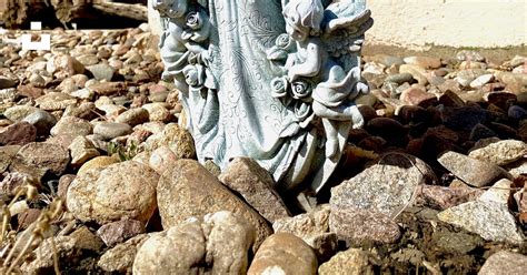 Foto Una Estatua De La Virgen María Frente A Un Edificio De Ladrillo