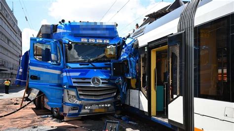 Unfall In Mannheim Stra Enbahn Entgleist Nach Zusammensto Mit Laster