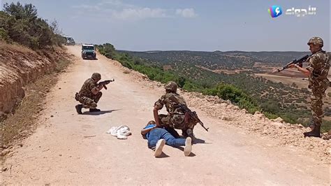 شاهد قوات الجيش الجزائري تلقي القبض على أشخاص قاموا بحرق الغابة في