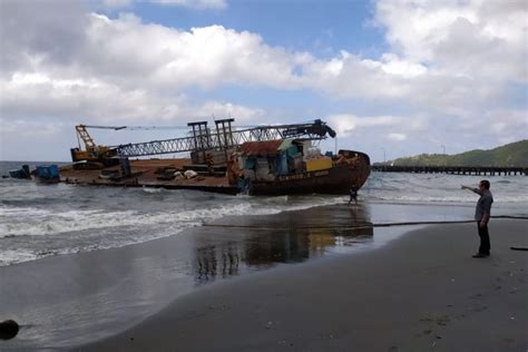 Foto Kapal Tongkang Kandas Di Perairan Karangsem Bali 9 ABK Selamat