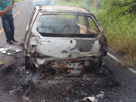 G1 Homem é preso após roubar e atear fogo em carro em Campo Azul MG