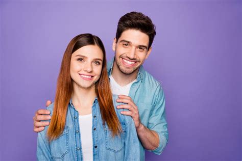 El Retrato De Dos RomÃnticas Parejas Disfrutan De Las Vacaciones Se