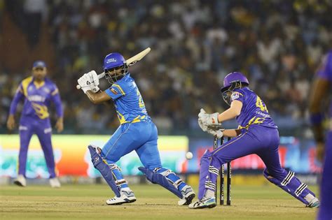 Vinay Kumar works one away towards fine leg | ESPNcricinfo.com