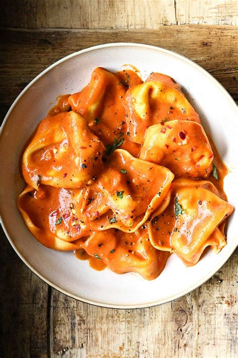 Tortellini w sosie pomidorowym z bazylią Serving Dumplings