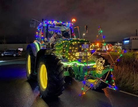 Lichterfahrten Landwirte wünschen mit Traktorzügen Frohe Weihnachten