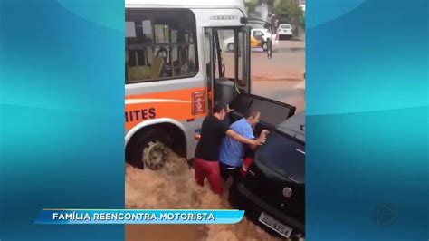 Família reencontra motorista de coletivo que a salvou da enxurrada