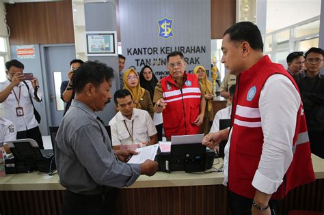 Ngantor Di Kelurahan Tanjung Perak Wali Kota Eri Pastikan Pelayanan