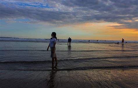 10 Foto Pantai Seminyak Bali, Harga Tiket Masuk Lokasi di Malam Hari ...