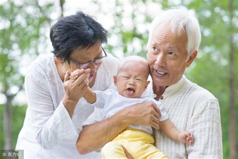 姥姥姥爺給帶大的寶寶都是白辛苦嗎，孩子依然和爺爺奶奶更親嗎？ 每日頭條