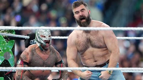 WrestleMania 40 Jason Kelce y Lane Johnson grandes de las Águilas