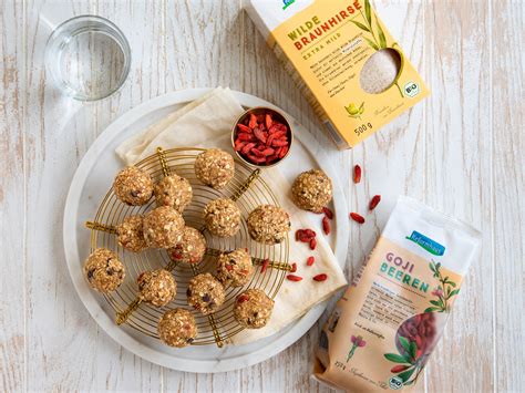 Hirse Energie Bällchen mit Gojibeeren und Schokodrops Rezept EAT SMARTER