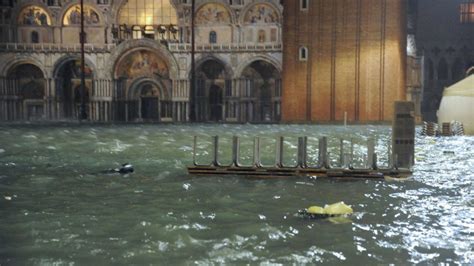 Acqua Alta Da Record A Venezia Toccati I Cm Il Livello Pi