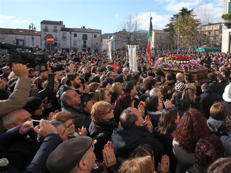 In migliaia ai funerali di Mango la commozione della figlia papà è