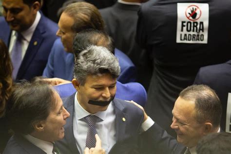 Deputados protestam contra Lula durante posse na Câmara Fora ladrão