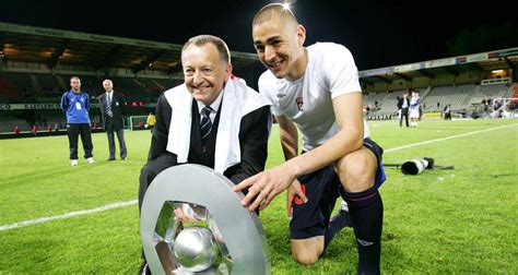 Ol Real Madrid Benzema Pose Avec Son Ballon Dor Et Aulas à Lyon