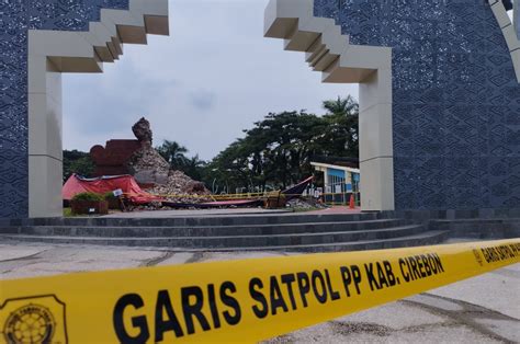 Penyebab Gapura Candi Bentar Pataraksa Ambruk Aktivis Cirebon Beberkan