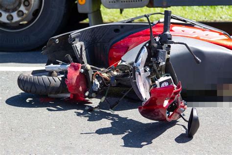 Tödlicher Unfall Rollerfahrerin kracht in Lkw und stirbt Oberfranken