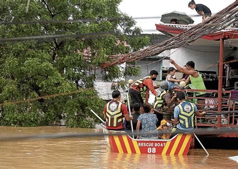 Typhoon Ulysses Leaves Dead K Flee Luzon Floods Inquirer News