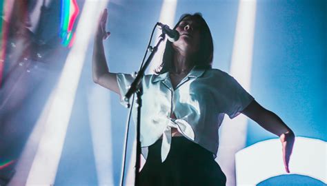 Mitski Rocks Performance Art At The Warfield In Sf Riff Magazine