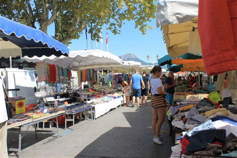 Le marché hebdomadaire Ville du Pradet