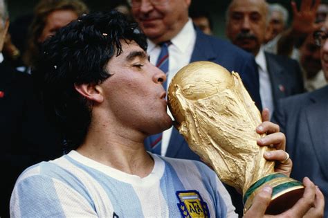 EL MUNDO DE LA MÚSICA LLORA A DIEGO ARMANDO MARADONA PyD