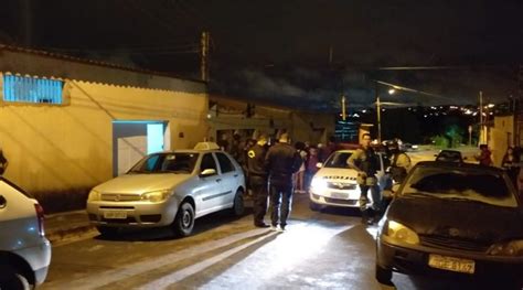 Festa Clandestina Aglomera Cerca De Jovens Em Cidade Ocidental