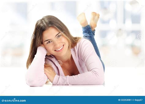 Jeune Brune De Sourire Se Trouvant Sur Le Plancher Image Stock Image