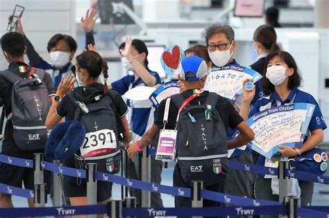 五輪選手ら1万人が出国「see You」 ボランティアが見送り 毎日新聞