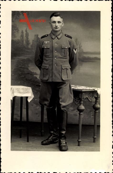 Deutsche Wehrmacht Deutscher Soldat In Uniform Standportrait