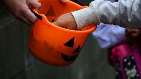 Sex Offenders Sue Sheriffs Office Over No Trick Or Treat Signs Abc