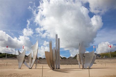 El Monumento Les Hace Frente a Para WW2 En Omaha Beach En Normandía