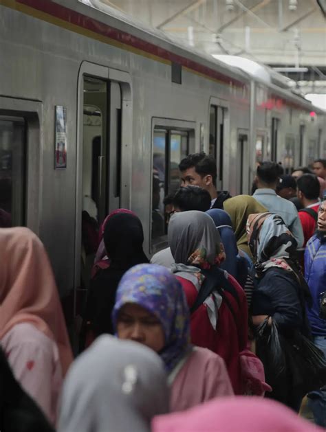 Foto Malam Tahun Baru Krl Beroperasi Hingga Dini Hari Foto Liputan