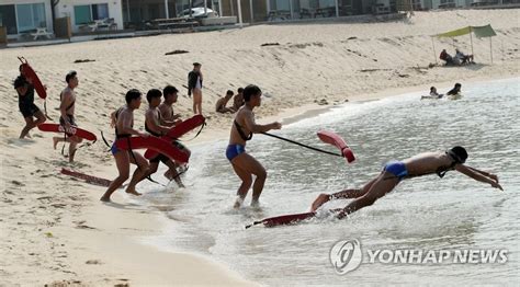 훈련하는 해수욕장 수상안전요원들 연합뉴스