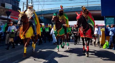 Arequipa Polic As Se Disfrazan De Reyes Magos Y Llevan Alegr A Y